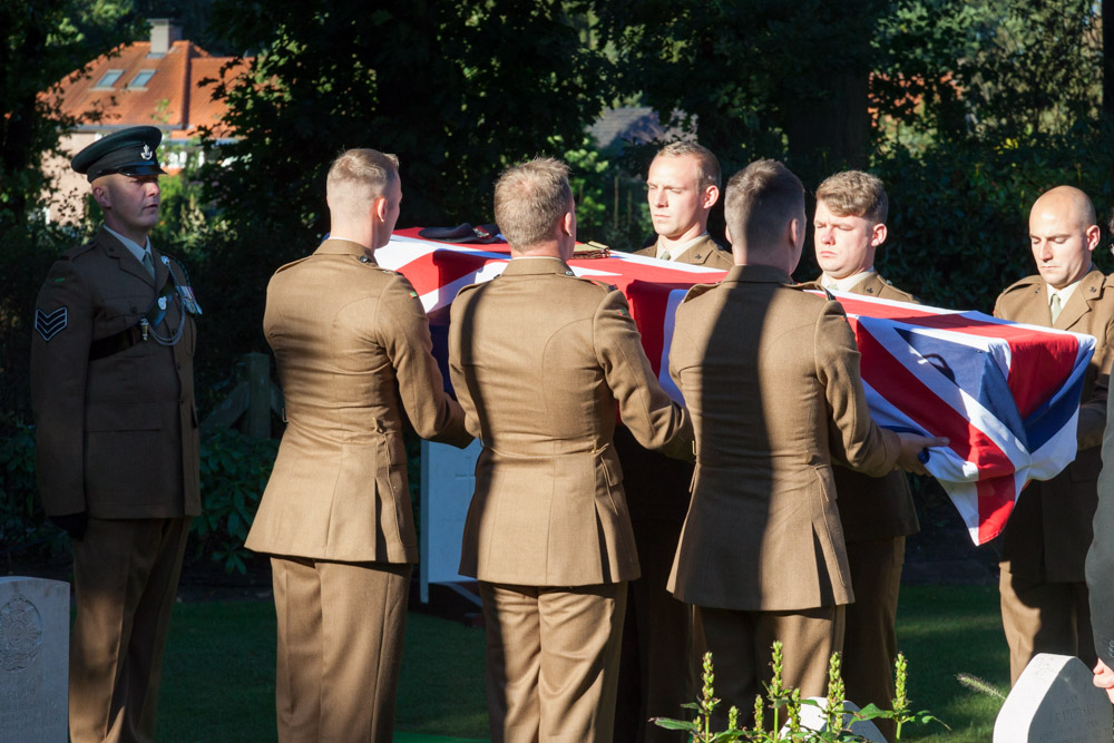 Fotoverslag begrafenis 2 soldaten van het Wiltshire Regiment