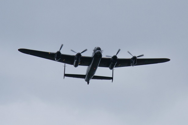 Lancaster maakt Flypast boven Markelo