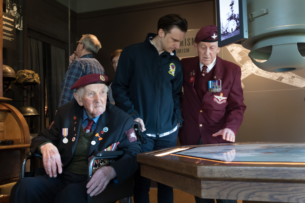 Britse veteranen bezoeken het Airbornemuseum