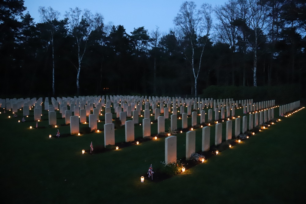 Lichtjes op oorlogsgraven in Mierlo