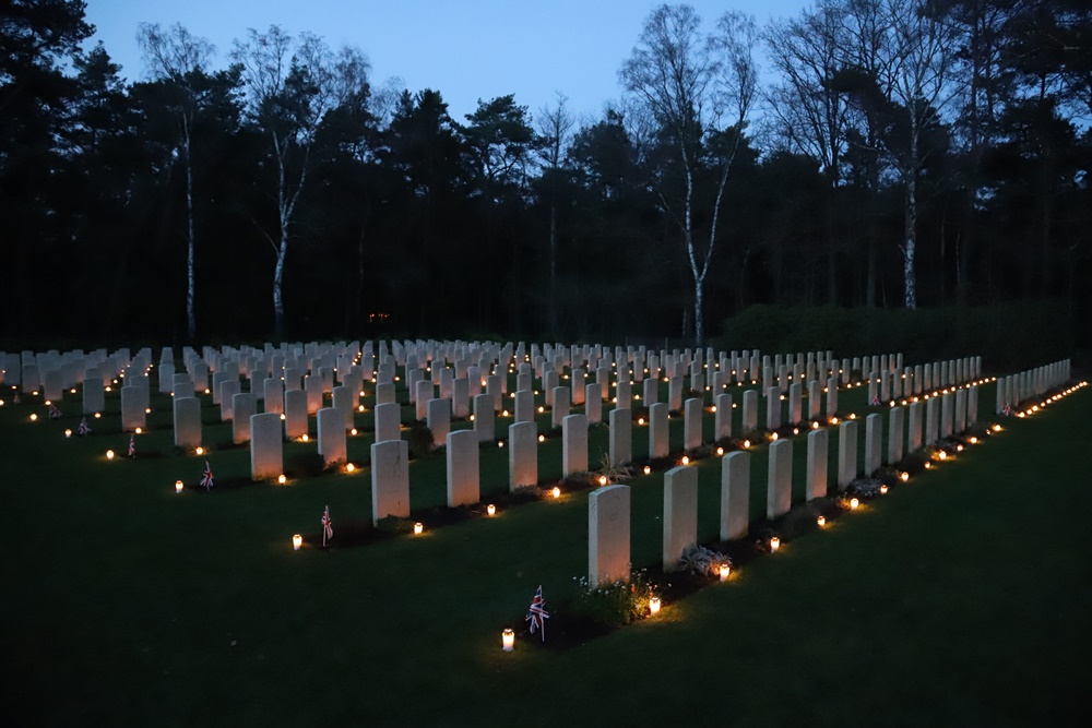 Lichtjes op oorlogsgraven in Mierlo