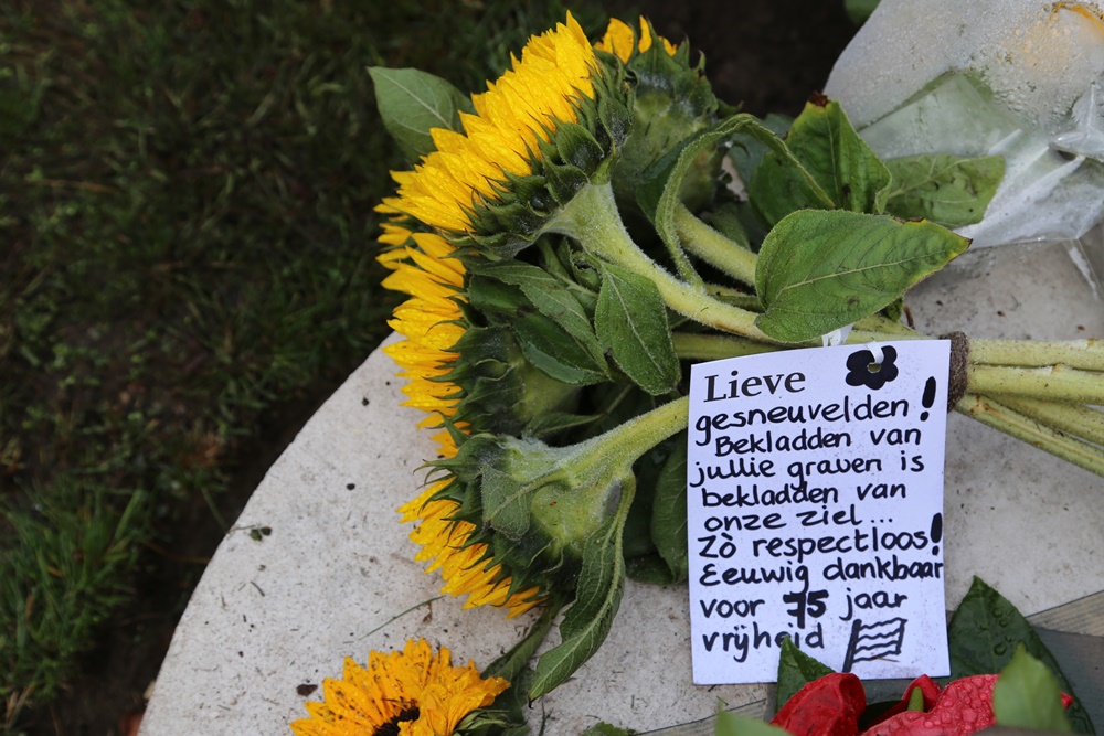 Fotoverslag ceremonie Oorlogsbegraafplaats Mierlo