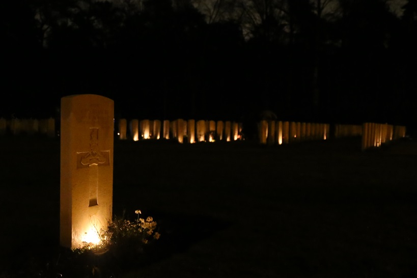 Fotoverslag: Lichtjes op oorlogsgraven