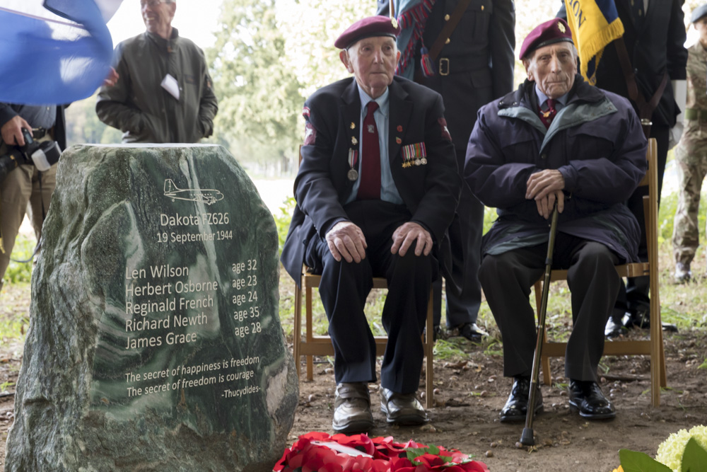 Fotoverslag onthulling monument Dakota FZ626 te Arnhem