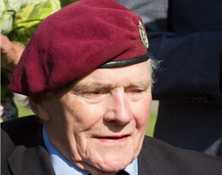 Britse Afhanistan-veteraan eert Arnhem-veteraan Des Page met een laatste Airborne Wandeltocht