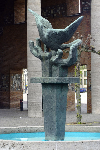 As onbekende slachtoffers uit concentratiekamp in urn Hengeloos oorlogsmonument gemetseld