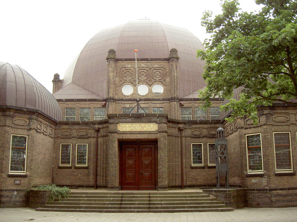 Twentse razzia van 1941 herdacht bij synagoge in Enschede: ‘Het gevaar loert nog steeds’