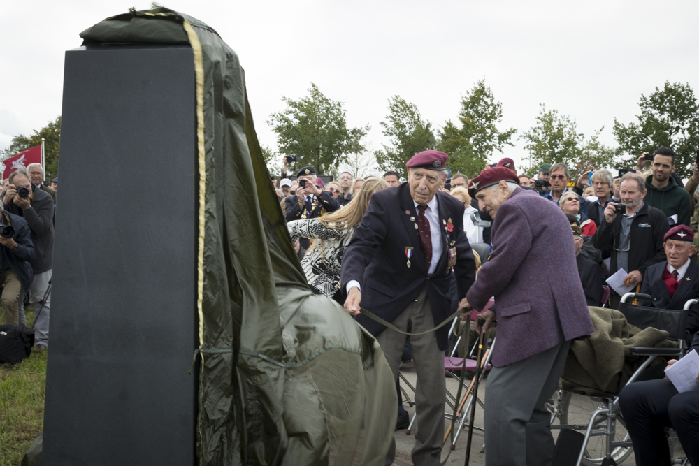 Nieuw monument op DZ/LZ X te Renkum onthuld