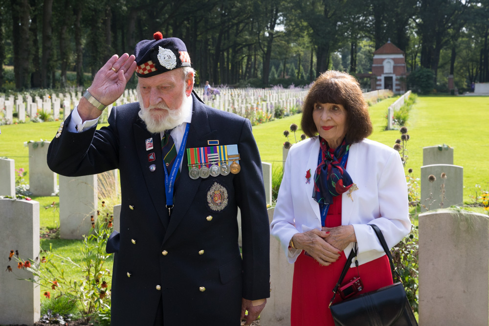 Fotoreportage Bezoek Britse veteranen aan de Airborne Begraafplaats in Oosterbeek