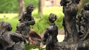 Monument voor Roma en Sinti in Westerbork: 'Als je erkenning wil moet je een stap naar voren doen'