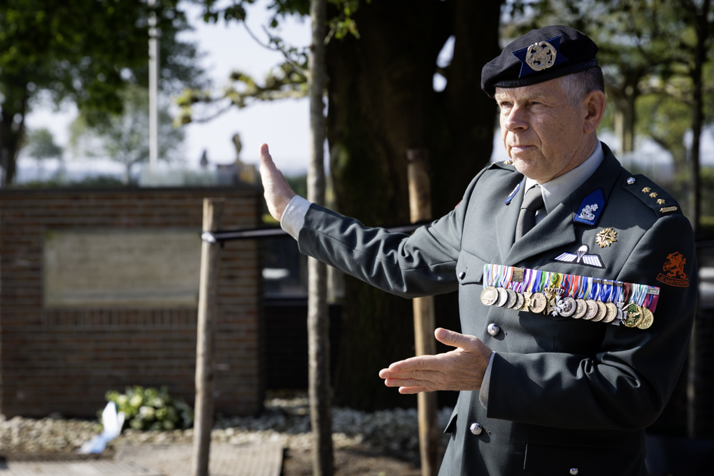 Fotoreportage 10 mei Bloemlegging Monument Huzaren Herberg Zuid Ginkel