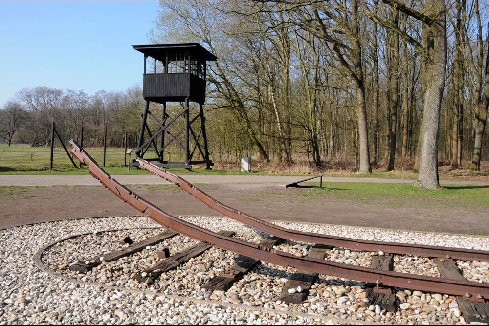 Jeroen Krabb lanceert inzamelingsactie voor 1,5 miljoen knopen - Kamp Westerbork