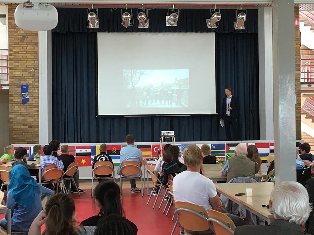 Uitreiking 1e exemplaar boek over executie Meppelerstraatweg op Zwolse basisschool