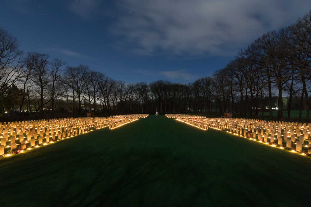 Fotoverslag Lichtjes op oorlogsgraven Airborne begraafplaats Oosterbeek