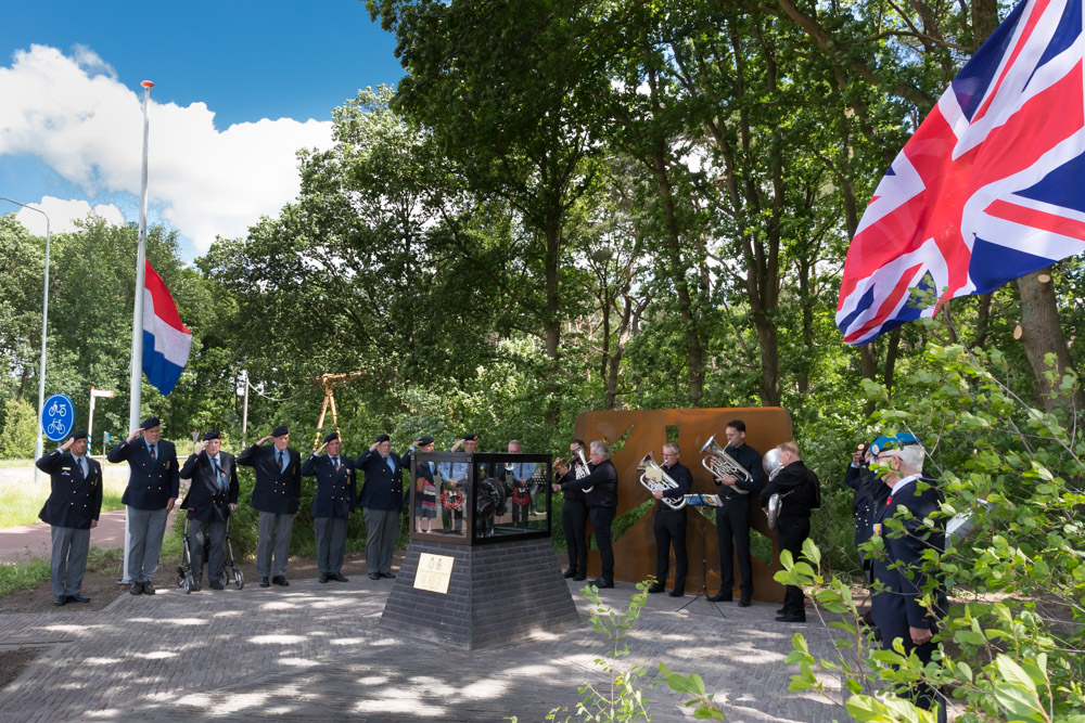 Photo report unveiling memorial Lancaster DS818