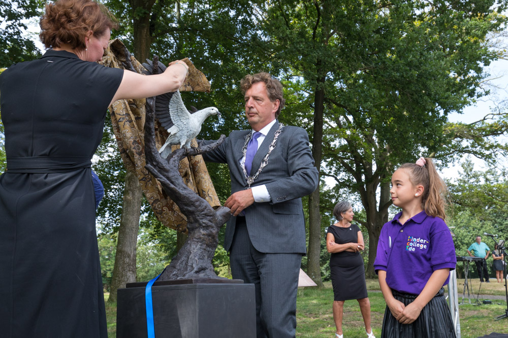 Fotoverslag Herdenking einde Tweede Wereldoorlog en onthulling Indimonument Ede