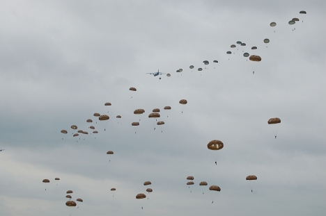 Honderden parachutisten bij Airborne herdenking Ede op 21 september 2013
