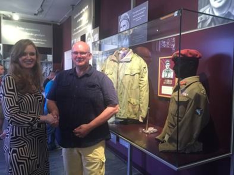 Rode baret van Hackett prijkt weer in het Airborne Museum