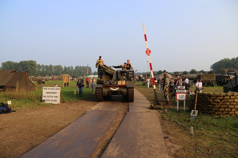 Fotoverslag laden van tanks in Veghel