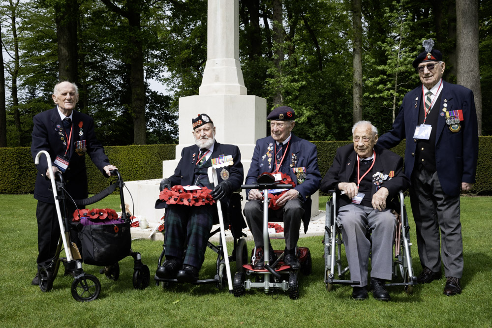 04-05: Fotoreportage bezoek Britse Veteranen aan Airborne Begraafplaats