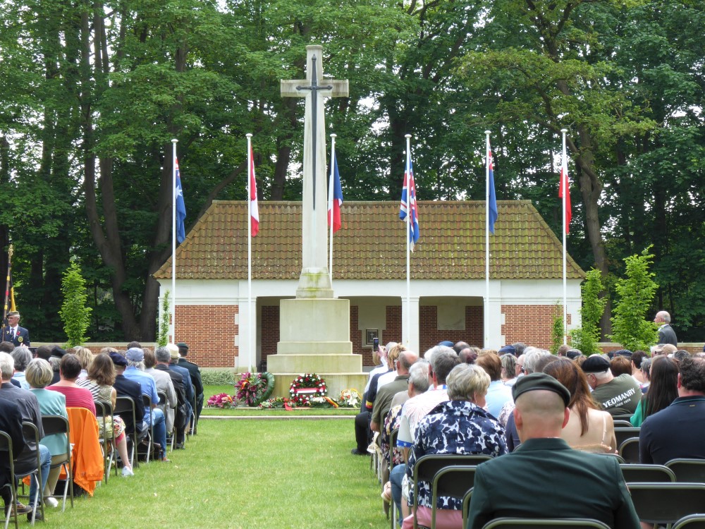 Fotoreportage 11 mei Adoptieplechtigheid Canadian War Cemetery Adegem