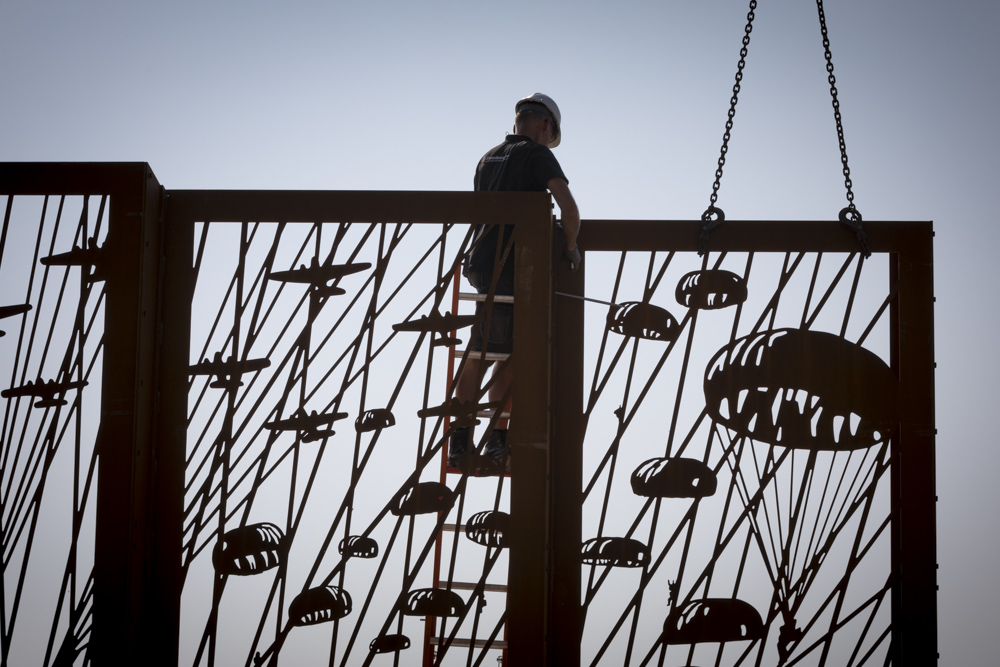 Photo report erecting Airborne Landmark Ginkelse Heide