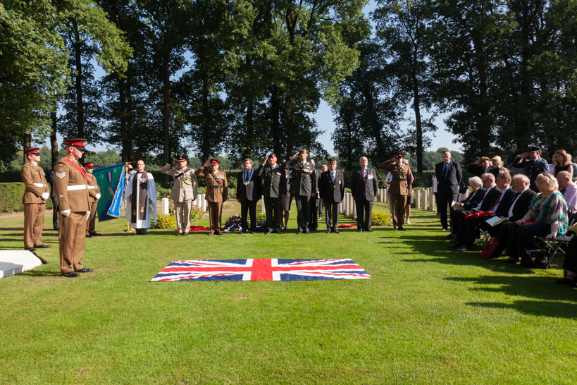 Zes graven van soldaten van het Border Regiment voorzien van naam