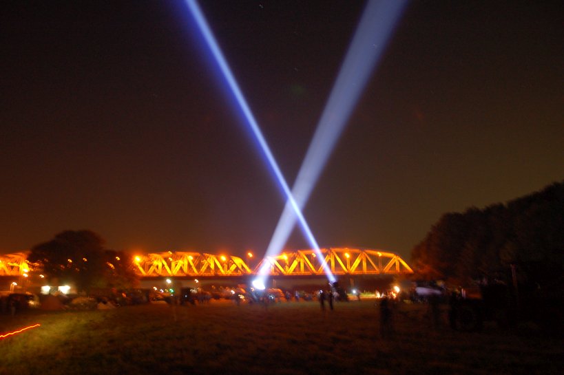 V for Victory at Grave bridge: Bridge is ours