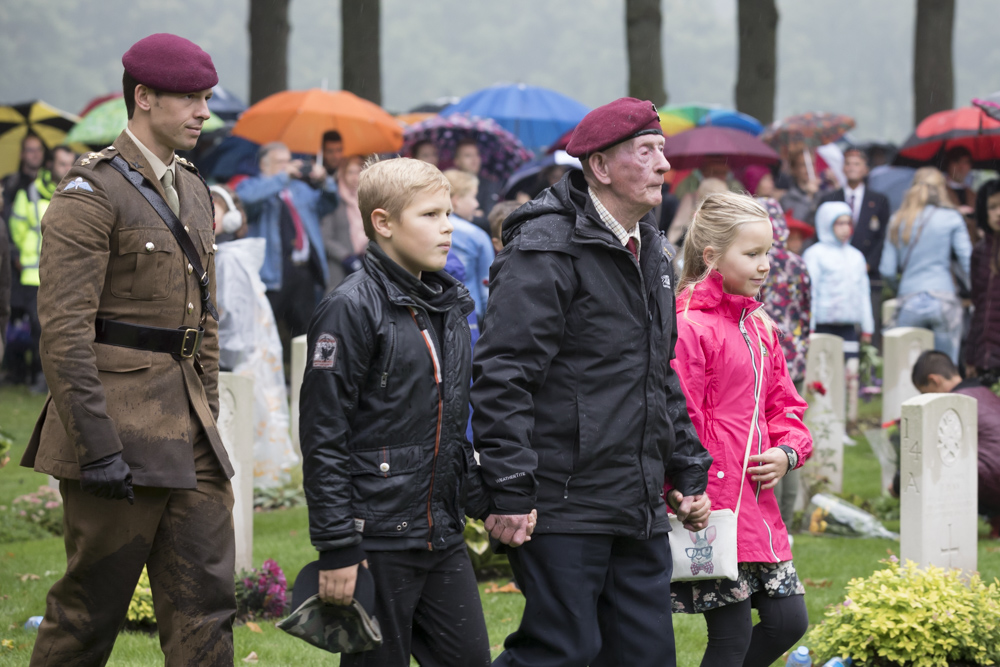 Airborne herdenking begraafplaats Oosterbeek