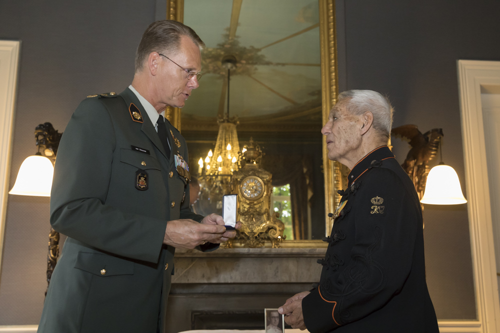 Fotoverslag postume uitreiking Mobilisatie-Oorlogskruis Sergeant Kerrebijn