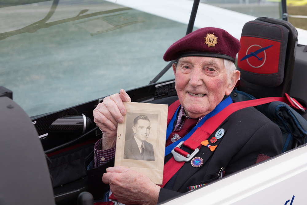 Fotoverslag aankomst Britse veteranen op Bronbeek en vlucht 103-jarige veteraan