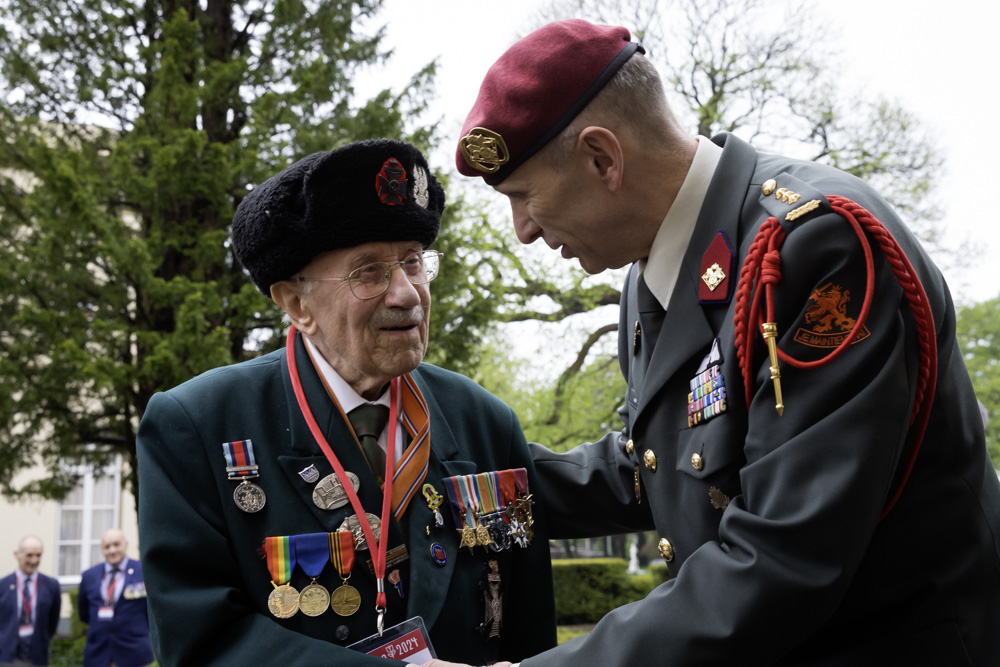 03-05: Fotoreportage aankomst Britse en Canadese veteranen in Nederland