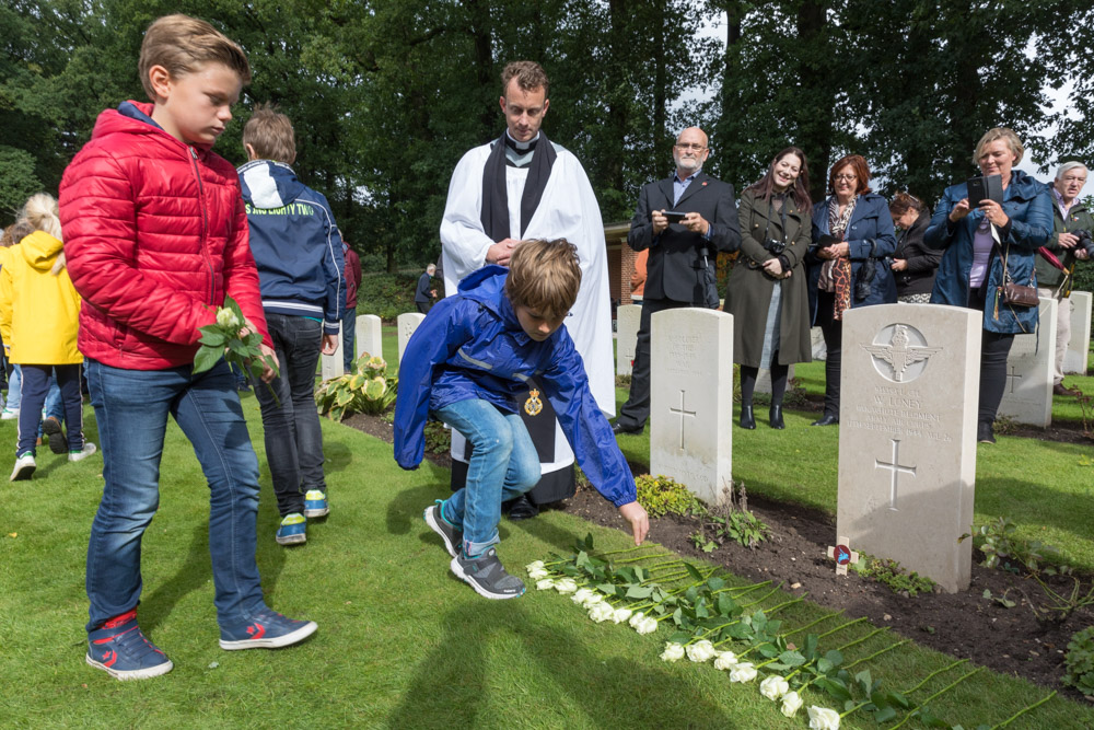 Photo Report rededication of the grave of L/Cpl William Loney