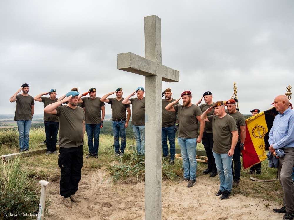 Volop medewerking bij vernieuwing van herdenkingskruis in de duinen