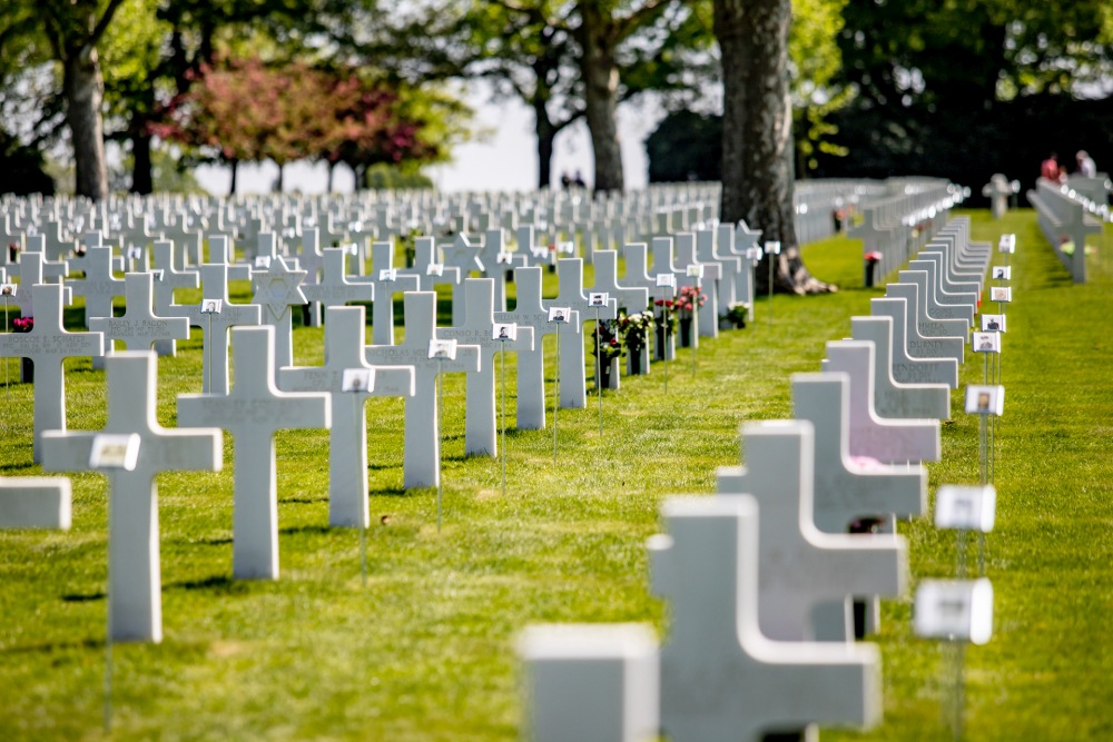 Boek met gezichten van Margraten wordt permanent monument op papier