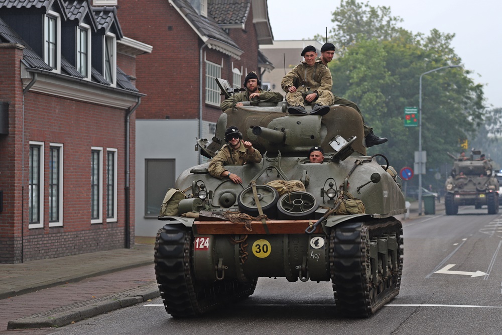 [VIDEO] Fotoverslag Liberation Task Force rolt Valkenswaard binnen