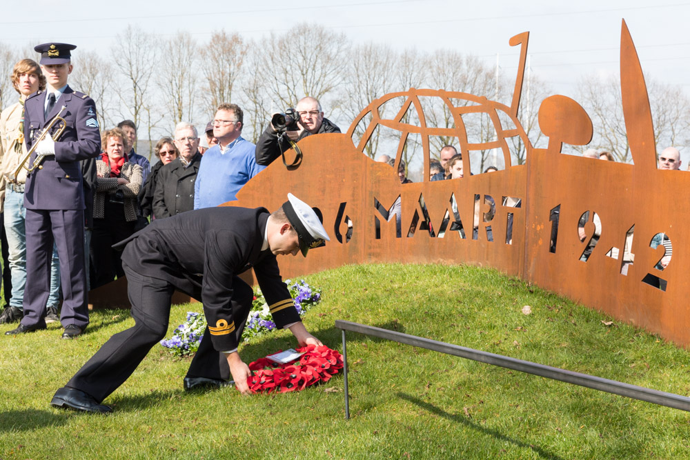 Memorial Short Stirling I N-3709 unveiled