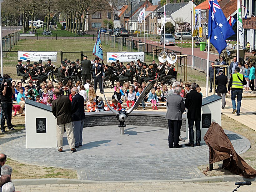 Onthulling Lancaster monument in Nieuwdorp