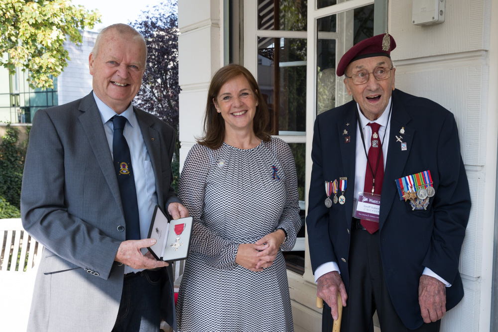 Fotoreportage Aankomst Britse veteranen en uitreiking MBE aan Frans Ammerlaan