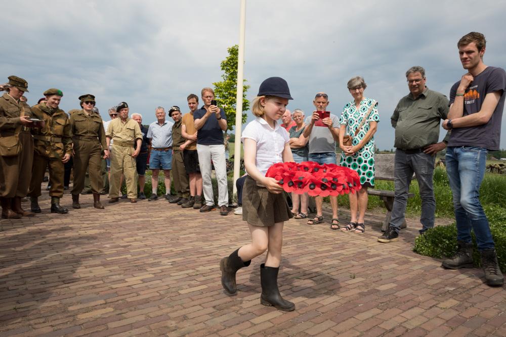 02-05: Fotoreportage Kranslegging V2 monument en optocht historische voertuigen