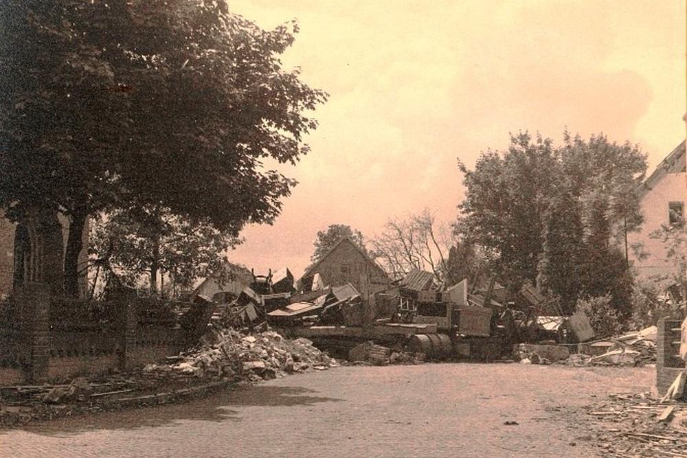 19-10: Foto-expositie Panther-Stellung uit 1944-1945 in de Zoomerij Oosterbeek