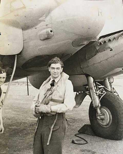 Miller met een Mosquito MK XVII nachtjager