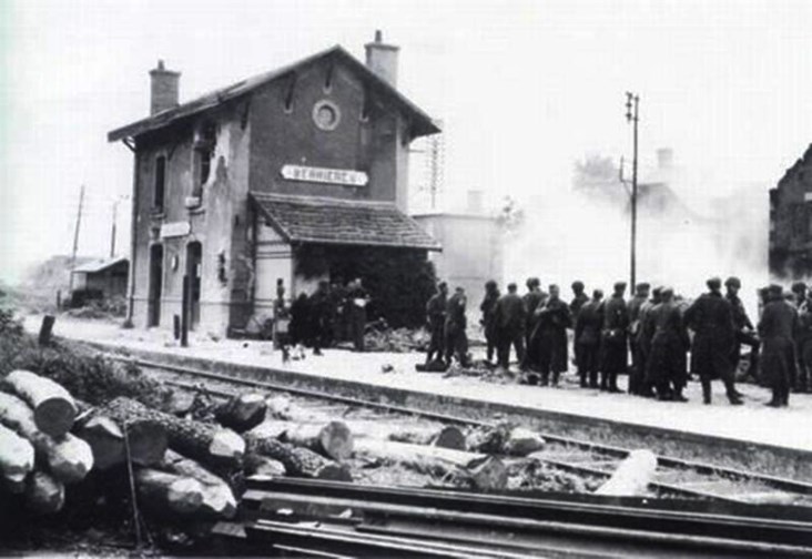 Photo: Canadians Contribute to the Haul of Prisoners.